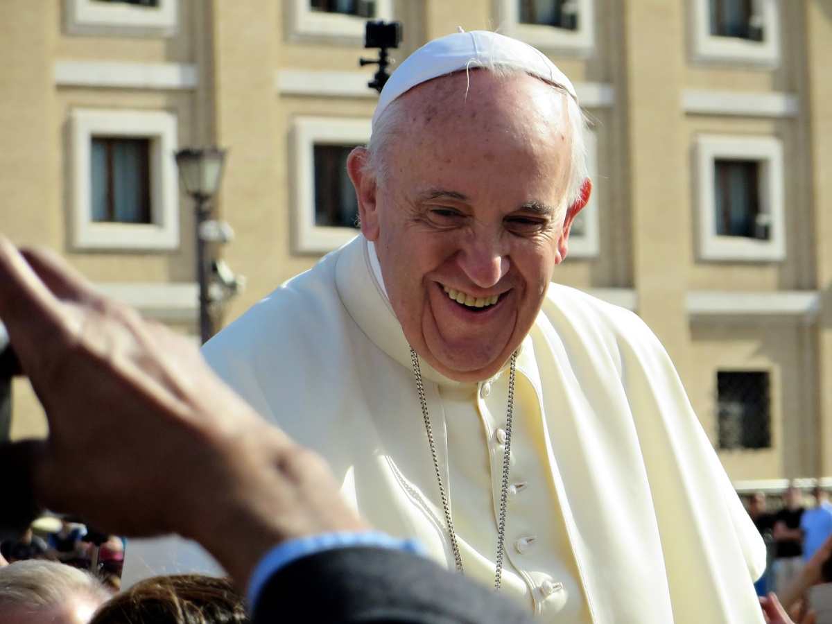 „Hogy egyszer még föllélegezzem” – Ferenc pápa Három pillangó a tó felett című könyvéről hogy-egyszer-meg-follelegezzem-ferenc-papa-harom-pillango-a-to-felett-cimu-konyverol